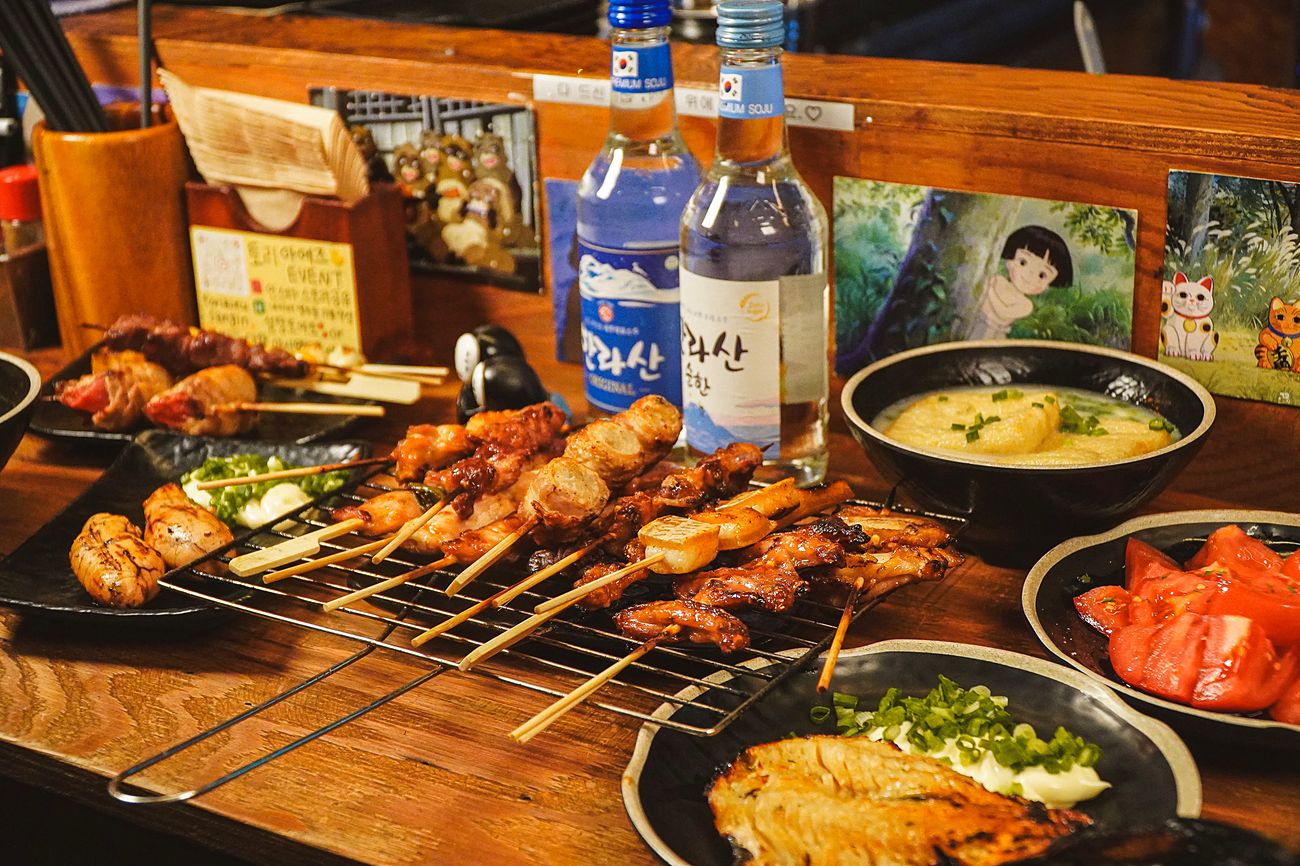 여러 안주가 차려진 테이블